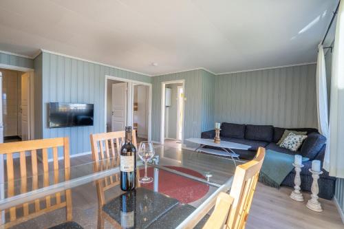 NesnaTopcamp Havblikk - Helgeland的客厅配有带一瓶葡萄酒的桌子
