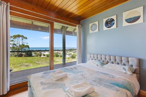 阿波罗湾阿波罗全景旅馆的一间卧室设有一张床和一个大窗户
