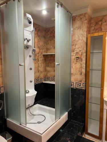 卡莱塔德贝莱斯La casa de Lola的浴室里设有玻璃门淋浴