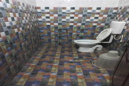 KurmannapalemBhimas Residency的浴室设有卫生间和马赛克淋浴帘。