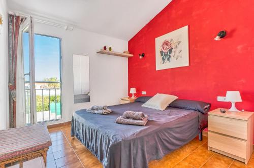卡拉布兰卡Apartamento a 2 minutos de playa的卧室设有红色的墙壁和一张床