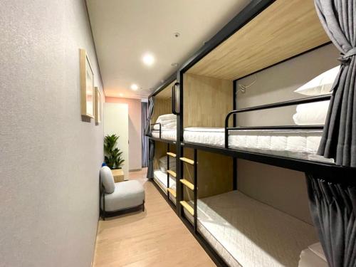 釜山Brosis Hotel的一间小房间,内设两张双层床