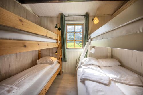 莫舍恩Topcamp Mosjøen - Helgeland的带窗户的客房内的两张双层床