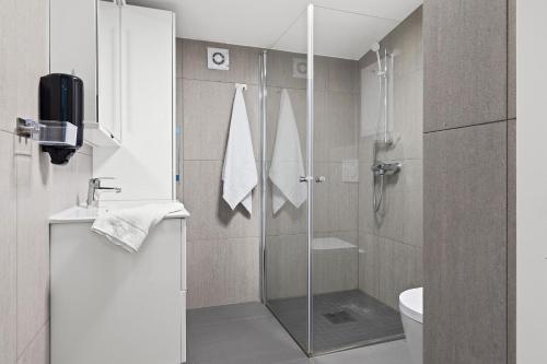 奥斯陆Topcamp Bogstad - Oslo的浴室设有玻璃淋浴间和卫生间