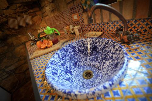 卡尔塔尼塞塔La zagara e l'arancio的浴室里的一个蓝色玻璃水槽