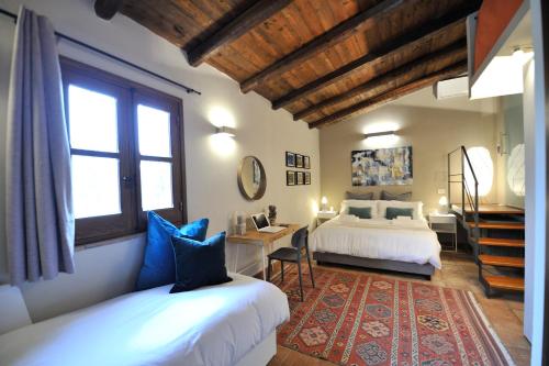 卡尔塔尼塞塔La zagara e l'arancio的一间卧室设有两张床、一张桌子和一个窗口。
