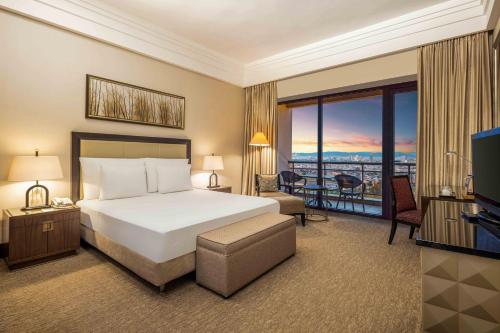 伯萨Hotel Çelik Palas Convention Center & Thermal SPA的酒店客房设有一张床和一个阳台。