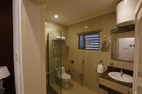 Taymāʼفندق حصن الأبلق - Alablaq Hotel的浴室配有卫生间、盥洗盆和淋浴。