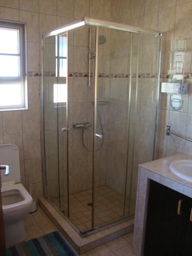 UsakosOkambishi's Rest的浴室里设有玻璃门淋浴