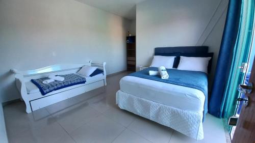 佩尼亚Pousada Miguel Penha Sc的一间卧室配有两张蓝色和白色的床