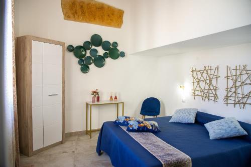阿格里真托La Perla della Cattedrale luxury home的卧室配有蓝色的床和壁球。