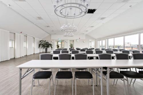 韦斯特维克韦斯特维克贝斯特韦斯特普勒斯城市酒店的一间会议室,配有一张白色的大桌子和椅子