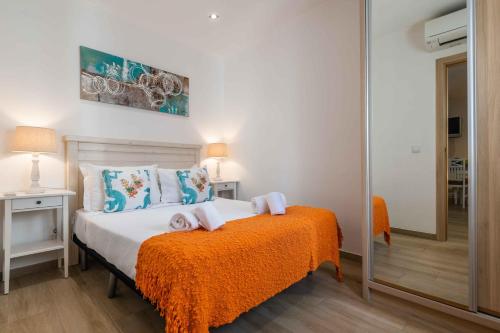 阿尔布费拉Casa Mar d'Alma的一间卧室配有带毛巾的床