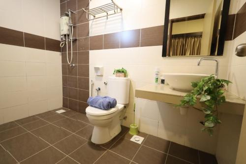 马六甲TOP 1 family trip relax resort in melaka pecuma water park tiket的一间带卫生间和水槽的浴室