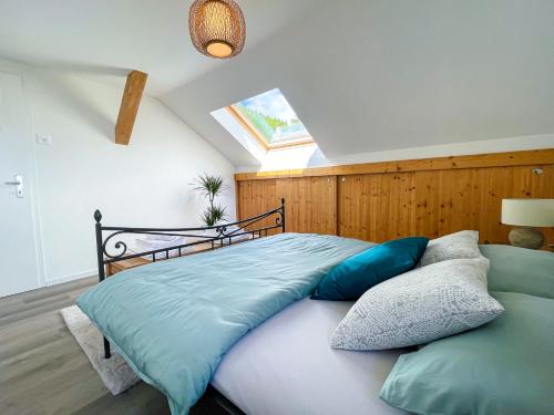 TroistorrentsSweet & Cosy Chalet in the heart of the Swiss Alps的一间卧室配有一张带天窗的大床