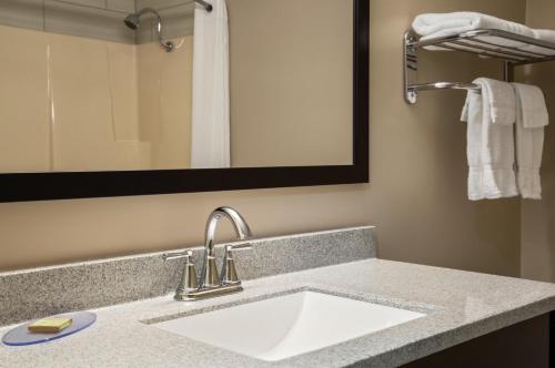 蒂明斯蒂明斯速8酒店的一间带水槽和镜子的浴室
