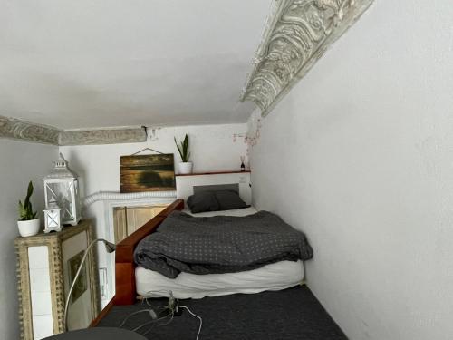 奥普尔Pokój nr 17的一间小卧室,墙上有一张床