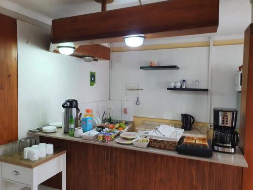 康塞普西翁德里奥旅馆的厨房配有带食物的柜台
