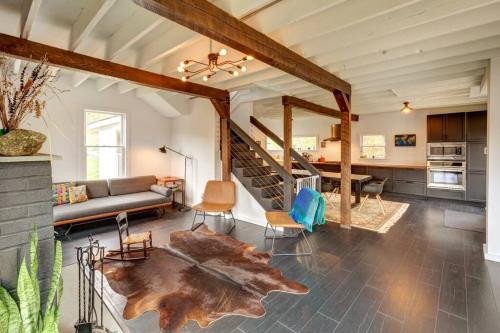 MargaretvilleThe Nordic Nest的客厅配有沙发和桌子