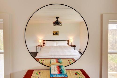 MargaretvilleThe Nordic Nest的卧室内的镜子,配有床