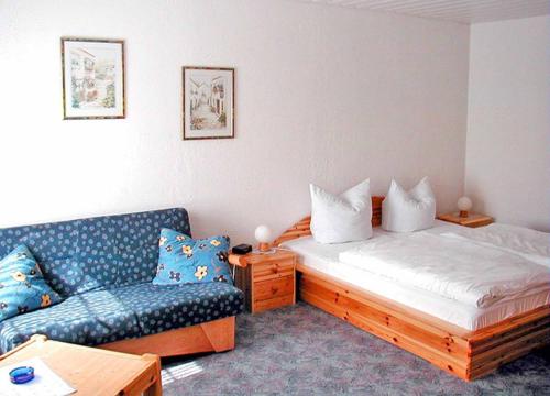 温特贝格道夫克鲁格餐厅酒店的客厅配有床和沙发