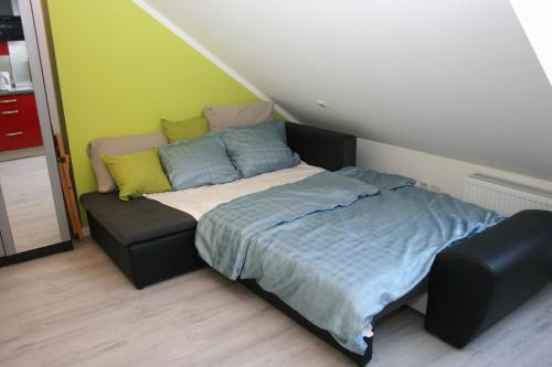 柏林Helles Apartment in Berlin-Mariendorf的客房内的床和沙发