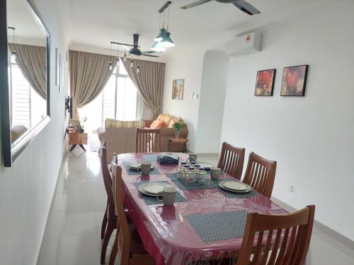 普特拉贾亚Dlake Putrajaya Homestay的餐桌、粉红色的桌布和椅子