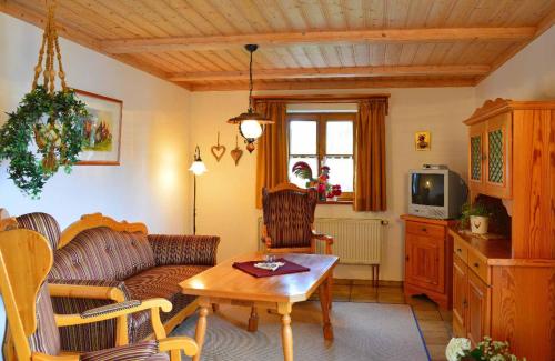 弗劳埃瑙Ferienwohnungen Haus "Wildschütz"的客厅配有沙发和桌子