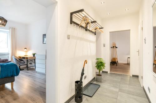 卡塞尔Modernes Apartment – 2 Boxspringbetten – Zentral的客厅设有白色墙壁和走廊