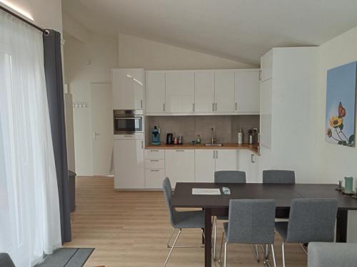 乌得勒支Domstad Resort Utrecht Vakantiewoningen的厨房以及带桌椅的用餐室。