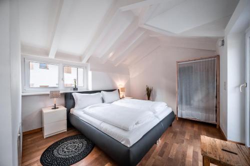 阿皮亚诺苏拉斯特拉达Ferienhaus - Das Goldgassl的一间卧室设有一张大床和一个窗户。