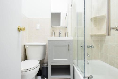 索非亚Прекрасен апартамент的一间带卫生间和玻璃淋浴间的浴室