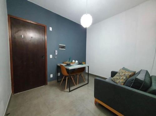 巴西利亚Apartamento aconchegante no Sudoeste的客厅配有沙发和桌子