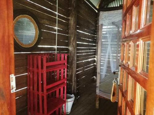 MasindiMurchison Backpackers的一间带卫生间和红色篮的浴室