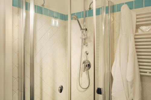 阿尔盖罗安格拉斯酒店的带淋浴的浴室和玻璃门
