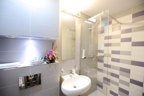 维纳斯旋律酒店的浴室配有卫生间、盥洗盆和淋浴。