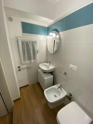 阿格里真托Dimora Garibaldi Apartment & Room的浴室配有白色卫生间和盥洗盆。