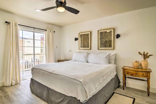 南帕诸岛South Padre Island Getaway - Newly Renovated!的一间卧室配有一张带吊扇和窗户的床。