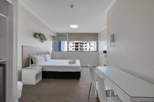 麦凯Excellent Location - Modern Hotel Room in Mackay的白色的卧室设有床和窗户