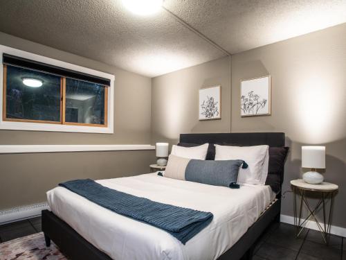 DemingSnowater Respite的一间卧室设有一张大床和一个窗户。