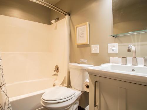 DemingSnowater Respite的浴室配有白色卫生间和盥洗盆。