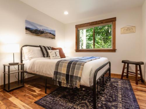 格雷西尔Wild Goose Lodge的一间卧室设有一张床和一个窗口