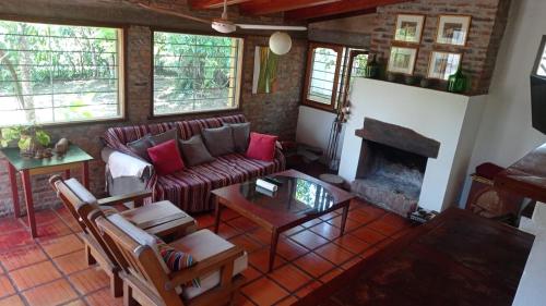 GarupáEl Teyu de Garupa的带沙发和壁炉的客厅