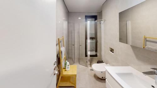 海法Luxury 3&4 Bedroom new apartments - close to the Beach & Bahai Gardens的浴室配有卫生间、盥洗盆和淋浴。
