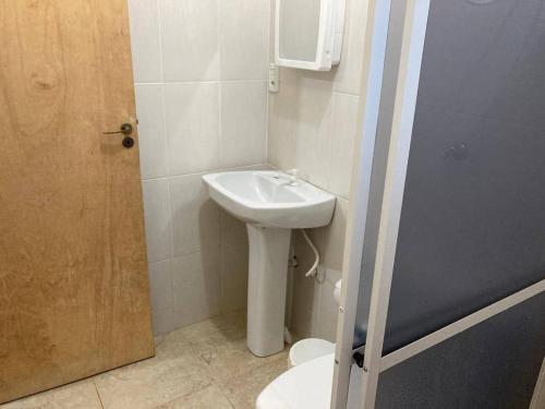 南圣洛伦索Barrinha dos Ventos的一间带水槽和卫生间的浴室