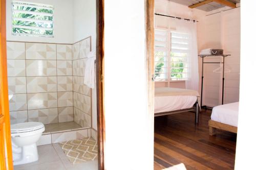 SartenejaHorse Cottage的一间带卫生间的浴室和一间卧室