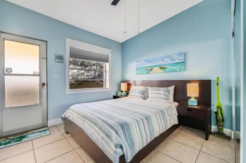 克利尔沃特53 Steps to Beach的蓝色的卧室设有床和窗户