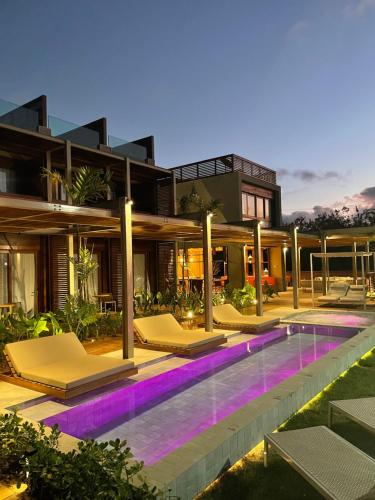 费尔南多 - 迪诺罗尼亚POUSADA DO MIRANTE的享有带游泳池的房屋外部景致