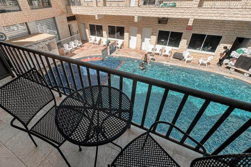 埃拉特红海酒店的阳台享有游泳池的景致。