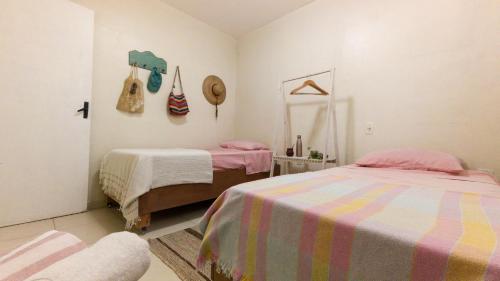 巴拉奈里奥-坎布里乌Casa Familiar Estaleiro的一间卧室配有两张床和镜子